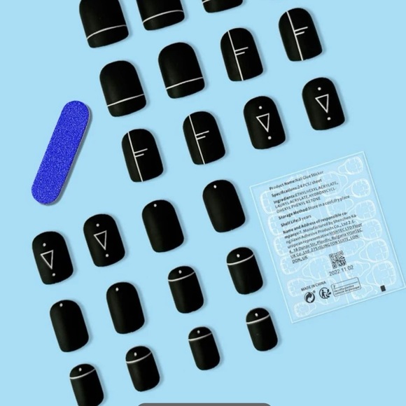 NIB Black and White Geometric Square Press on nails - Picture 2 of 4